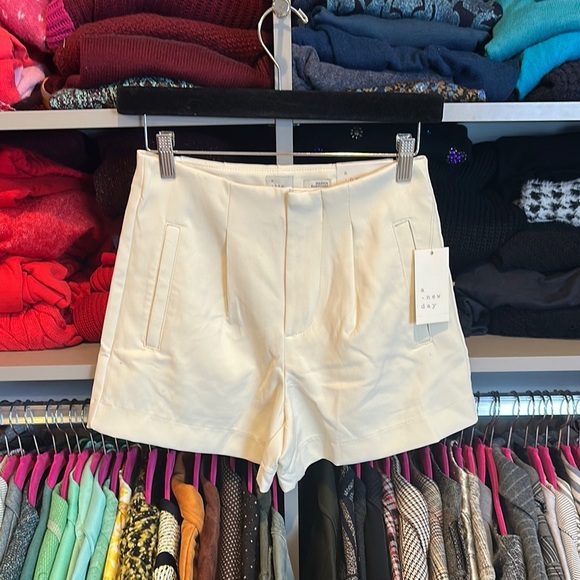 A New Day ivory 2 pocket shorts size 2 NWT - Picture 1 of 3